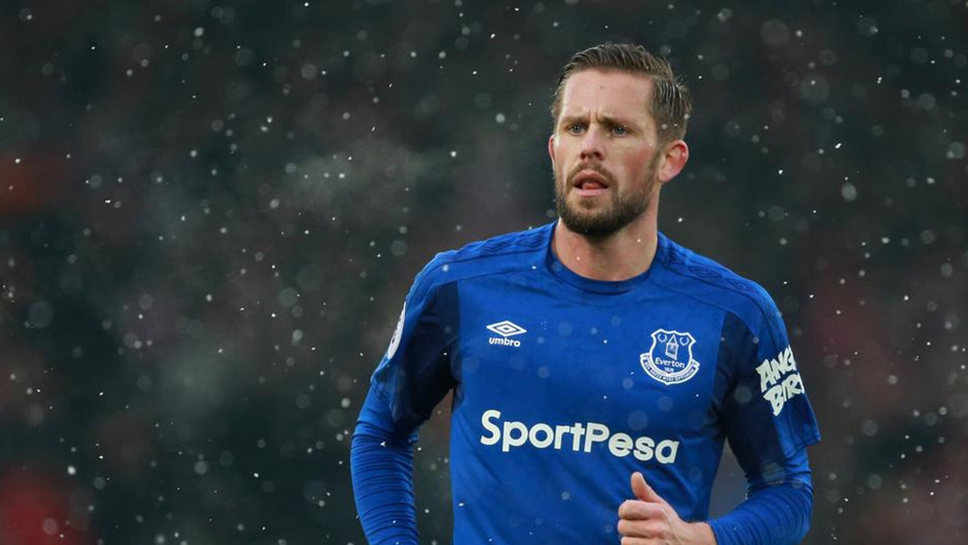 费德勒回归赛场，败北首场状态亮眼，C9观众沸腾！